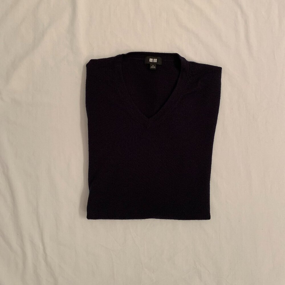 Uniqlo NAVY v neck sweater *REDUCED SHIPPING*